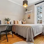 Close To Center Available For Apartmán